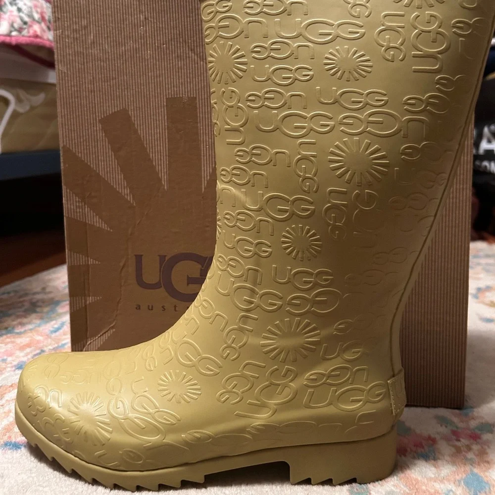 UGG Women's Wilshire Logo Boot